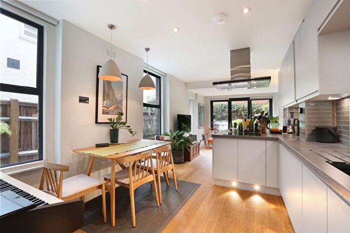 2 Bedroom Flat For Sale In Southwell Road, London, SE5