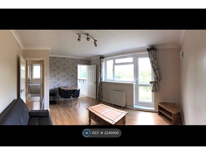 2 Bedroom Flat To Rent In Brook Court, Southampton, SO16