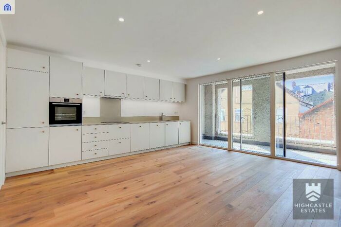 4 Bedroom Semi-Detached House To Rent In Sprowston Mews, E7