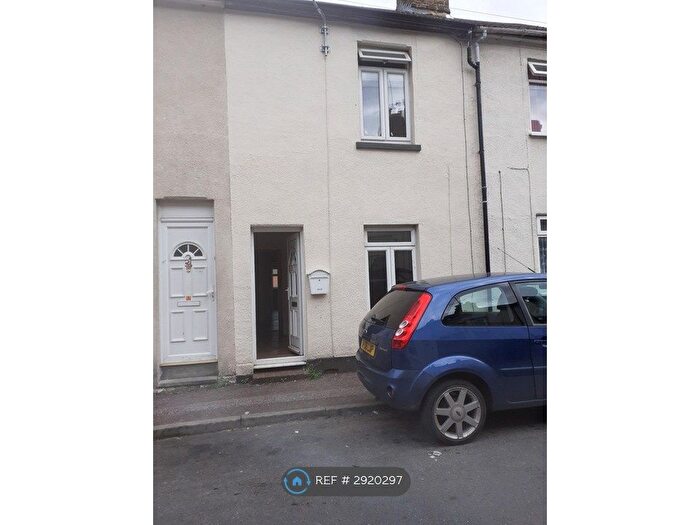 3 Bedroom Terraced House To Rent In Grove Road, Chatham, ME4