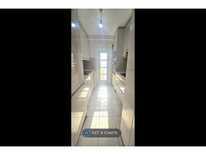 2 Bedroom Flat To Rent In Valley Grove, Charlton, SE7