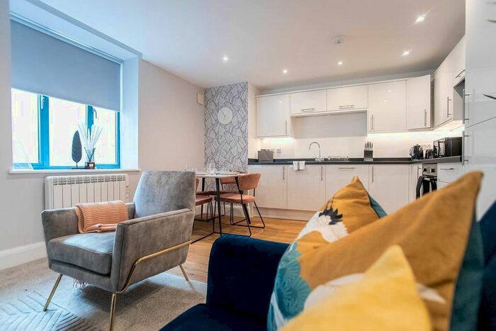 2 Bedroom Flat To Rent In Queens Quay, Torquay, TQ1