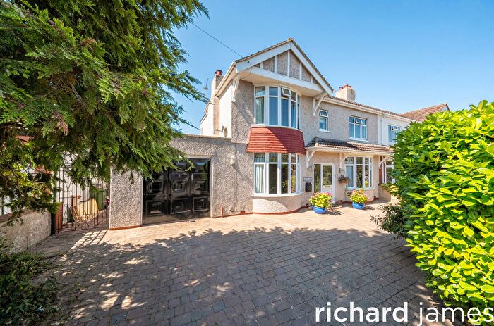 4 Bedroom Semi Detached House For Sale In Broome Manor Lane, Broome Manor, Swindon, SN3