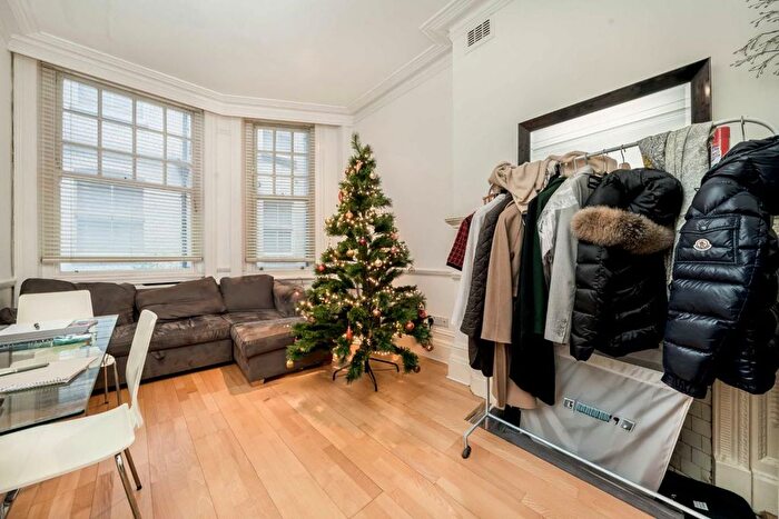 1 Bedroom Flat To Rent In Kensington Court, London, W8