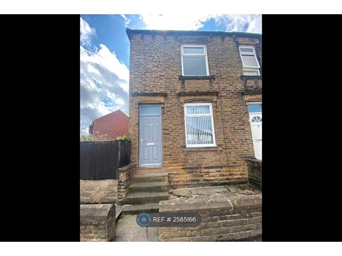 2 Bedroom End Of Terrace House To Rent In Leeds Road, Dewsbury, WF12