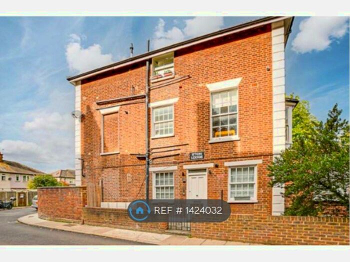 2 Bedroom Flat To Rent In Rosemary Lane, London, SW14