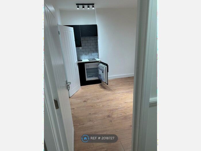 Studio To Rent In Sandringham Road, London, E8
