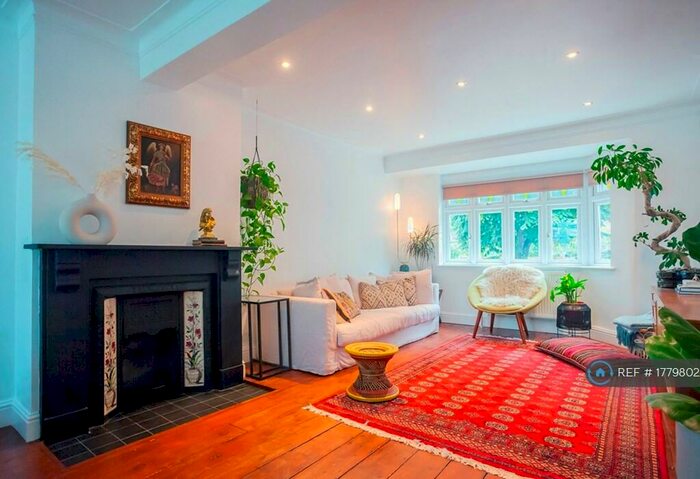 4 Bedroom Semi-Detached House To Rent In The Avenue, London, E4
