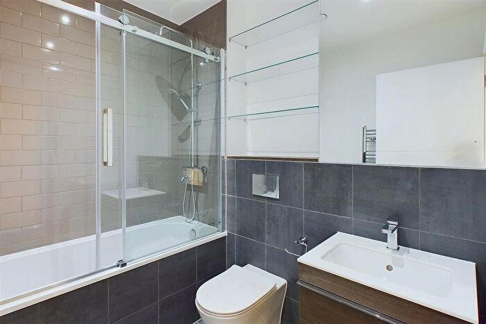 2 Bedroom Flat To Rent In Acer Point, Watford, WD18