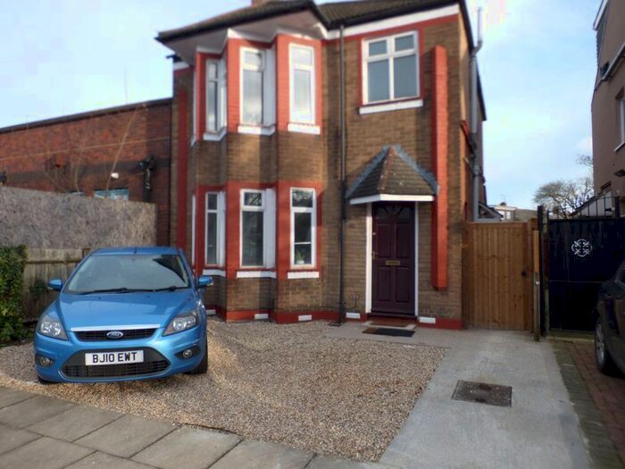 3 Bedroom Detached House To Rent In Bishopscote Road, Luton, LU3