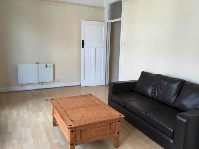2 Bedroom Flat To Rent In Golders Green Road, London, NW11