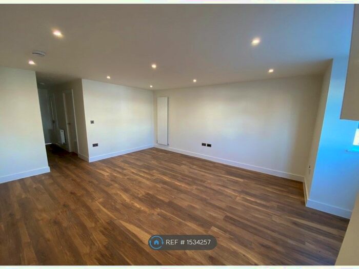 2 Bedroom Maisonette To Rent In Hounslow Road, Feltham, TW14