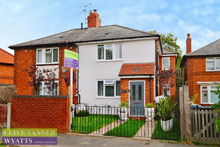 3 Bedroom Semi-Detached House For Sale In Arkley Road, Hall Green, Birmingham, West Midlands, B28