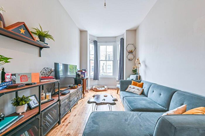 2 Bedroom Flat To Rent In Endlesham Road, Balham, London, SW12