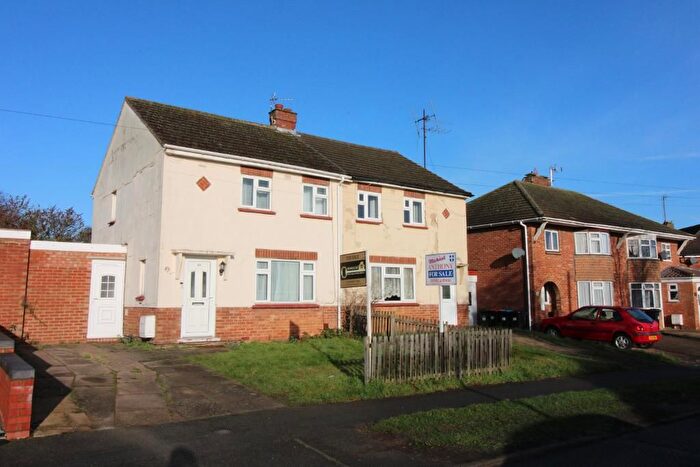 2 Bedroom Semi Detached House For Sale In St Johns Road, Bletchley, Milton Keynes, Buckinghamshire, MK3