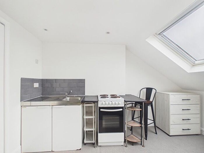 1 Bedroom Flat To Rent In Layton Road, Brentford, TW8