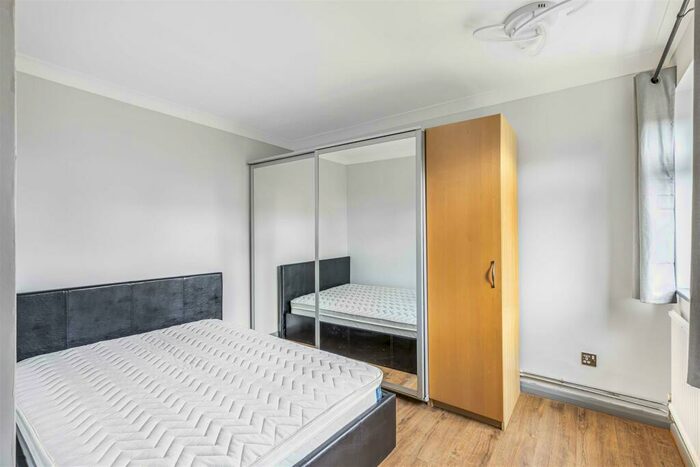 2 Bedroom Flat To Rent In Chertsey Court, Mortlake, SW14