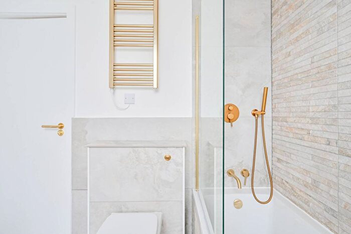 2 Bedroom Flat For Sale In Hetley Road, Shepherd's Bush, London, W12