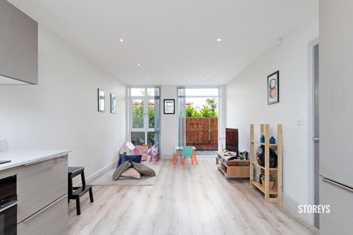 1 Bedroom Flat To Rent In Clockhouse Avenue, Barking, IG11