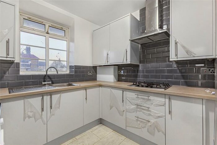 3 Bedroom Apartment To Rent In Cresset Road, London, E9
