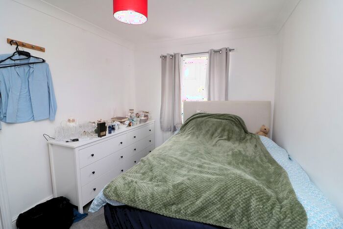 Studio To Rent In Beeches Road, London, SW17
