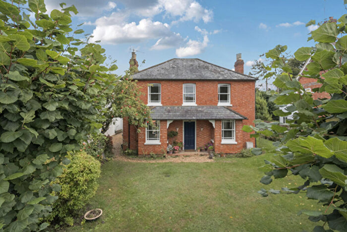 4 Bedroom Detached House For Sale In Stoke Row Road, Peppard Common, Henley-on-Thames, Oxfordshire, RG9