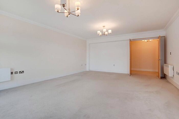 3 Bedroom Flat For Sale In Bridge Road, Hampton Court, East Molesey, KT8