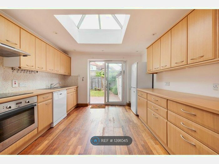 2 Bedroom Flat To Rent In Alyth Gardens, London, NW11