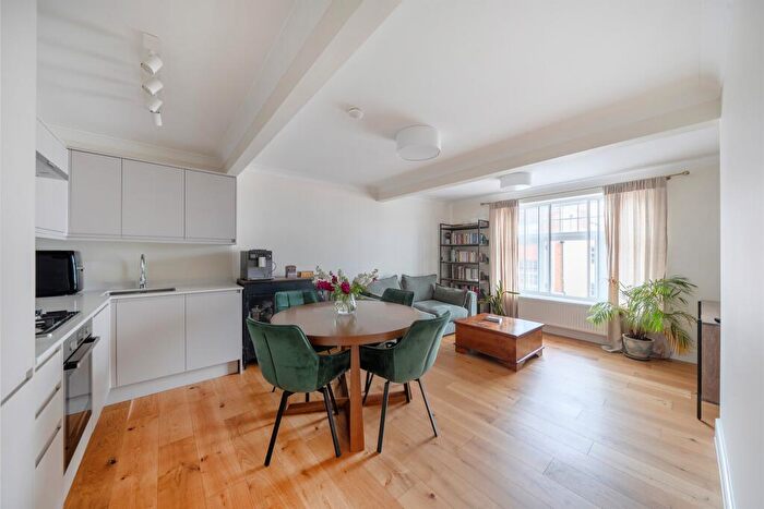 2 Bedroom Flat For Sale In Chequer Street, St. Albans, AL1