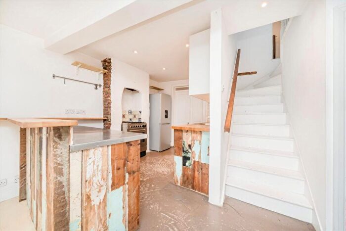 2 Bedroom House To Rent In Shacklewell Lane, Hackney, E8