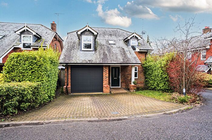 3 Bedroom Detached House For Sale In Thistledown Close, Wrecclesham, Farnham, GU10