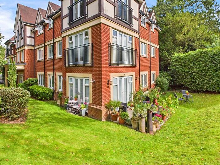 2 Bedroom Apartment For Sale In Wray Common Road, Reigate, Surrey, RH2