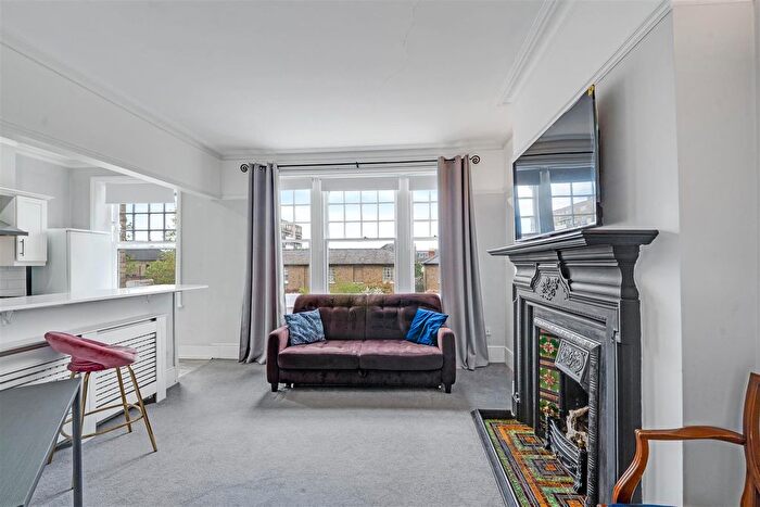 3 Bedroom Flat To Rent In Lebanon Park Mansions, Richmond Road, Twickenham, TW1