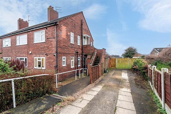 2 Bedroom Flat For Sale In Windsor Crescent, Rothwell, Leeds, LS26