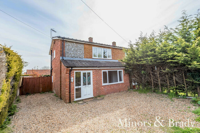 3 Bedroom Semi-Detached House For Sale In Glebe Close, Little Fransham, NR19