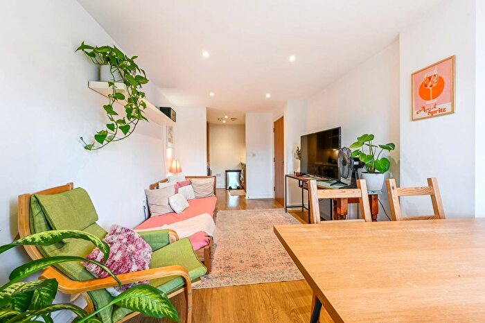 2 Bedroom Flat To Rent In Wolverley Street, Bethnal Green, London, E2