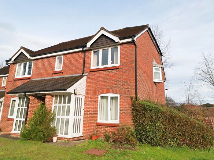 1 Bedroom Flat For Sale In Oakwood Close, Midhurst, West Sussex, ., GU29