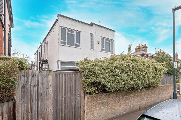 2 Bedroom Flat For Sale In Second Cross Road, Twickenham, TW2