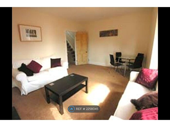 2 Bedroom Flat To Rent In Wantage Road, Reading, RG30