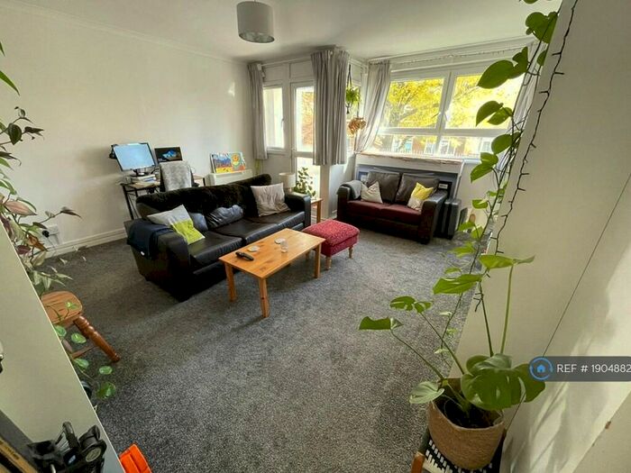3 Bedroom Flat To Rent In Homemead, London, SW12