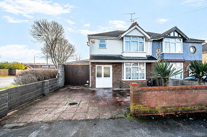 3 Bedroom Semi-Detached House For Sale In Shrivenham Road, Swindon, SN1