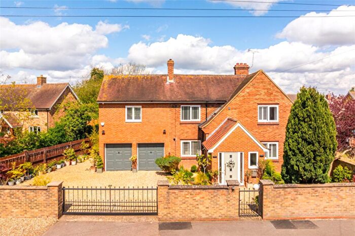 4 Bedroom Detached House For Sale In Sharpenhoe Road, Barton-le-Clay, Bedfordshire, MK45