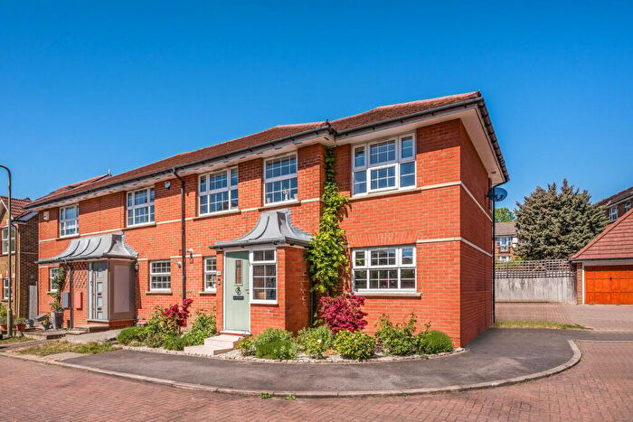 4 Bedroom Semi-Detached House For Sale In Sandwick Close, Mill Hill, NW7