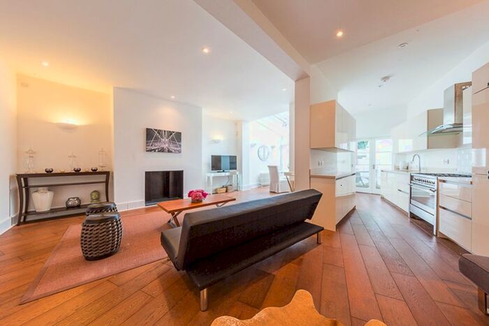 2 Bedroom Flat To Rent In Cromwell Crescent, Kensigton, London, SW5