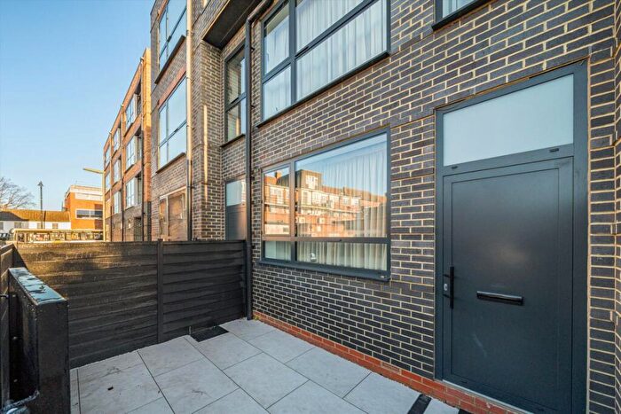 2 Bedroom Maisonette For Sale In Diggers Lane, Weybridge, KT13