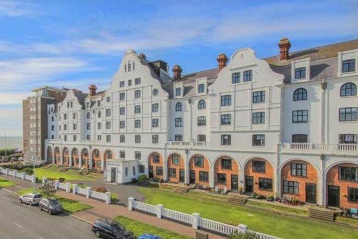 3 Bedroom Flat To Rent In Grand Avenue, Worthing, BN11