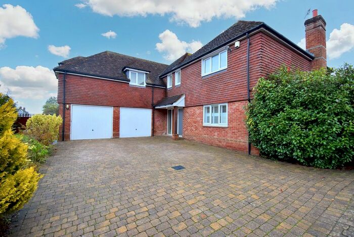 5 Bedroom Property To Rent In Canterbury Road, Kennington, TN25