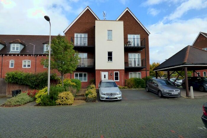 2 Bedroom Flat To Rent In Outfield Crescent, Wokingham, RG40