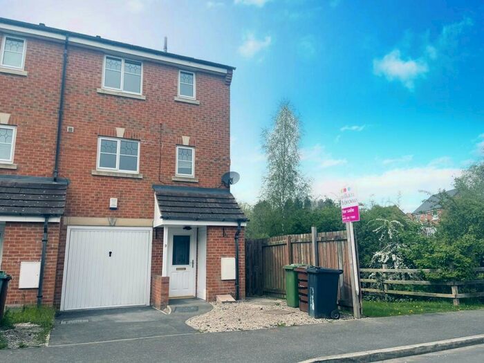 4 Bedroom Town House To Rent In Digpal Road, Morley, Leeds, LS27