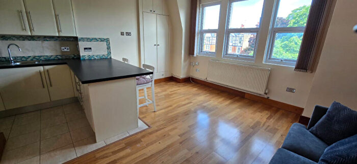 1 Bedroom Flat To Rent In Queens Parade, Green Lanes, London, N8